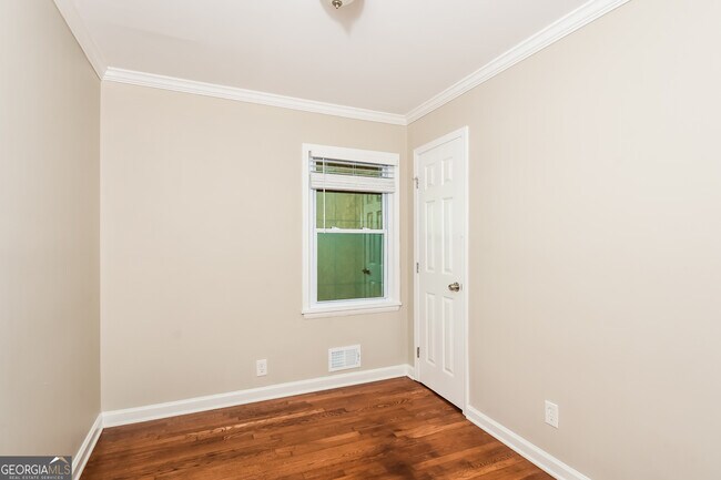 Building Photo - 598 Oakside Dr SW