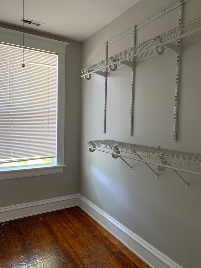Building Photo - Updated apartment in the Fan!