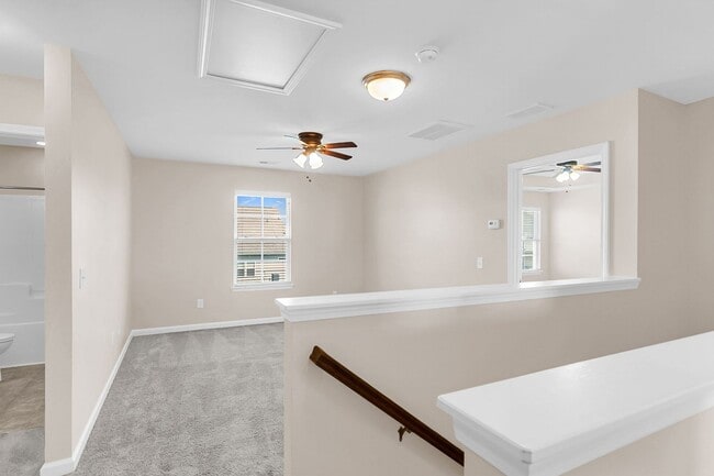 Building Photo - Convenient Location with Modern Amenities