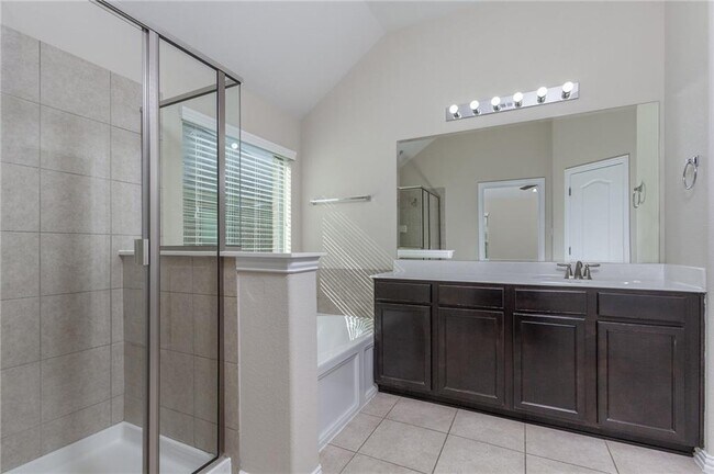 Building Photo - 504 Tascate St