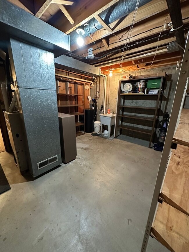 Building Photo - 2 Bedroom Condo - Goshen