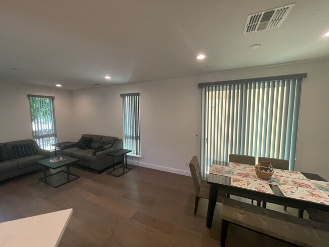 Building Photo - Charming 3 Bed / 2.5 Bath Home with Modern Upgrades