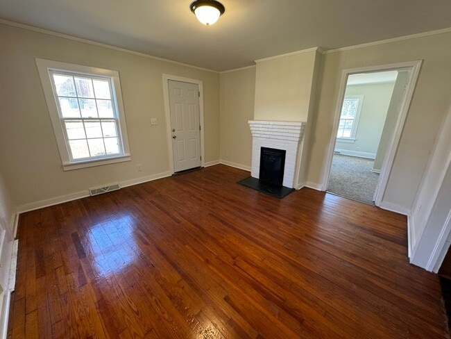 Building Photo - 2 Bedrooms, 1 Bathroom with a Bonus Room -...
