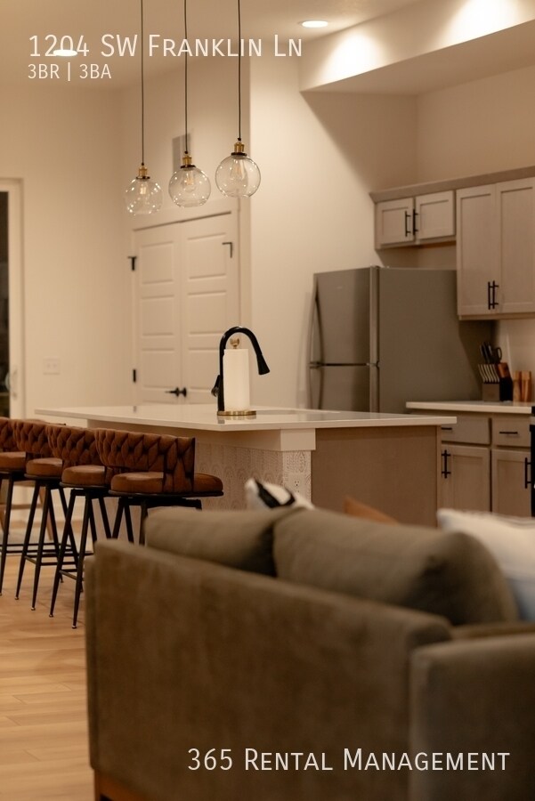 Building Photo - 1204 SW Franklin Dr