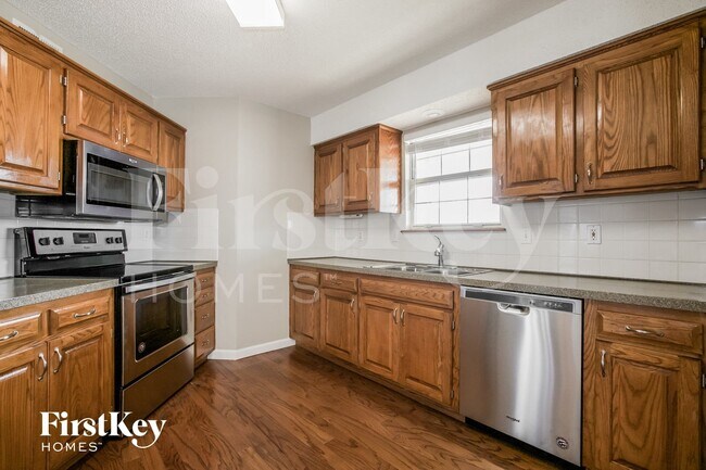 Building Photo - 1049 NE Queens Cir