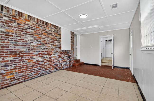 Building Photo - Midtown Living with Modern Conveniences – Prime Little Rock Location!