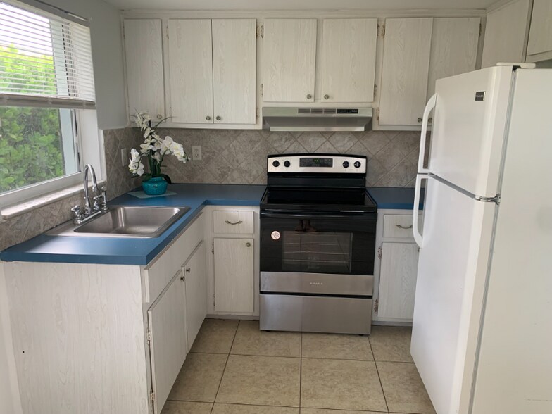 Building Photo - 623 92nd Ave N