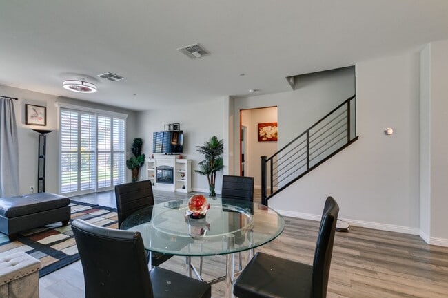 Building Photo - Furnished 5-Bedroom Home with Two Primary Suites