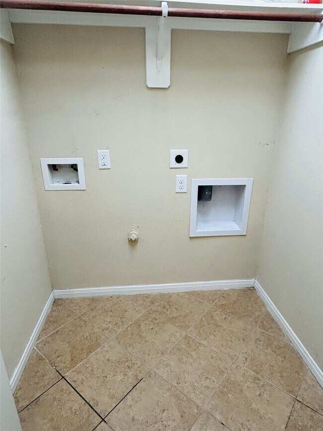 Building Photo - 4423 Fenetre Forest St