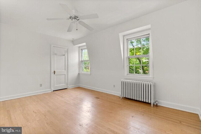 Building Photo - 11 E Rosemont Ave