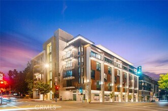 Building Photo - 709 E Walnut St