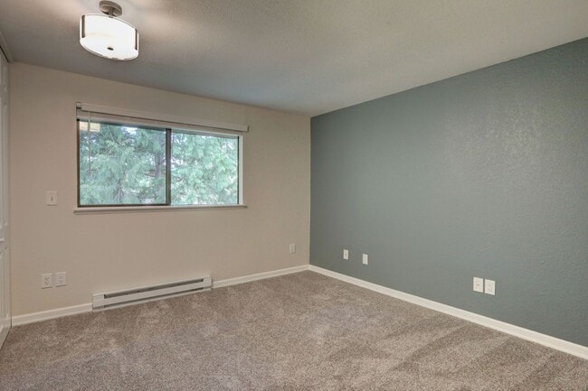 Building Photo - Amazing Bridle Trails 3BR 1.75BA Townhome ...