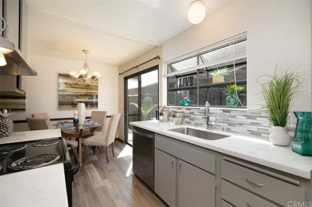 Building Photo - 323 Streamwood-