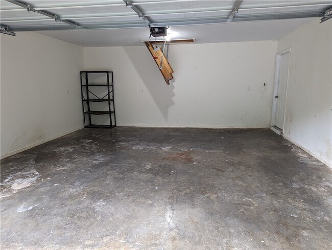 Building Photo - 2046 E Farr Ln