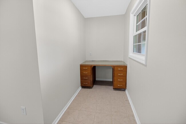 Building Photo - 1022 Queen Ann Dr