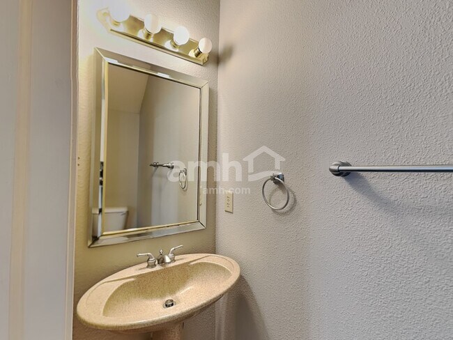 Building Photo - 5793 Amber Ln