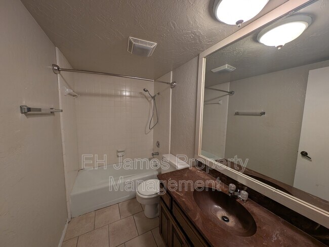 Building Photo - 8440 E 64th Pl