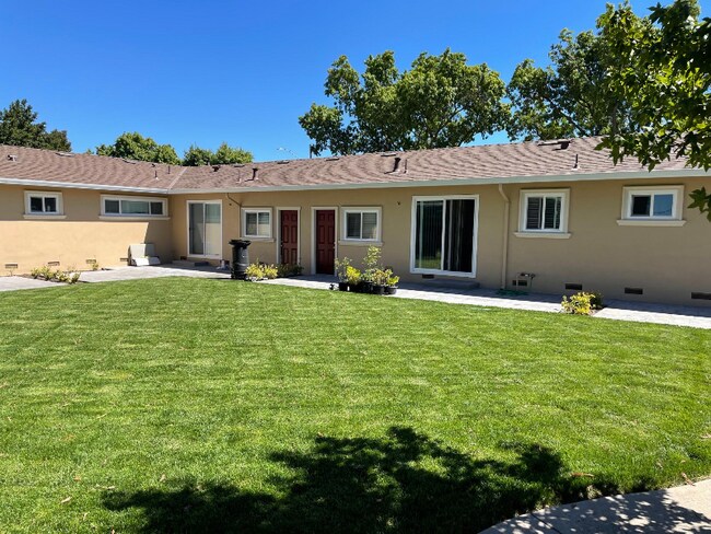 Building Photo - 436 E Banbury Dr