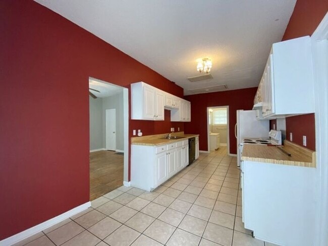 Building Photo - Spacious 6 Bedroom, 3 Bathroom Home Near U...