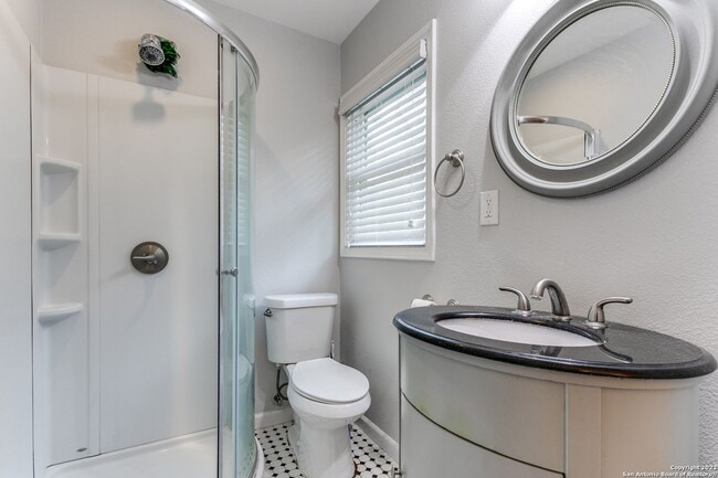 Building Photo - CHARMING 4-BEDROOM IN WILSHIRE VILLAGE
