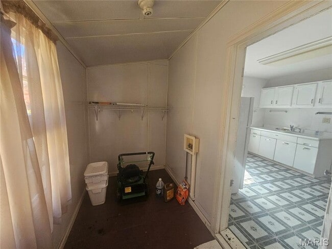 Building Photo - 8709 Alva Ave