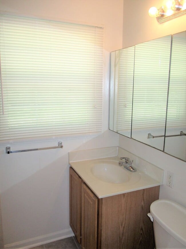 Building Photo - Beautiful 4 Bed 2 Bath Home Sitting On A Spacious Lot In Serene Greenbriar