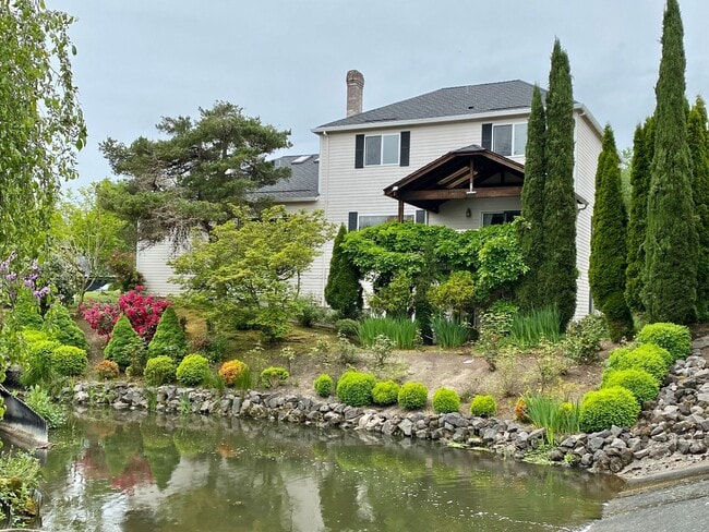 Building Photo - Beautiful custom home in Lakeshore Estates