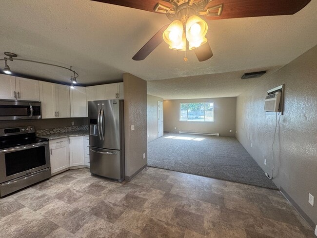 Primary Photo - Move in special - $300 off first month's r...