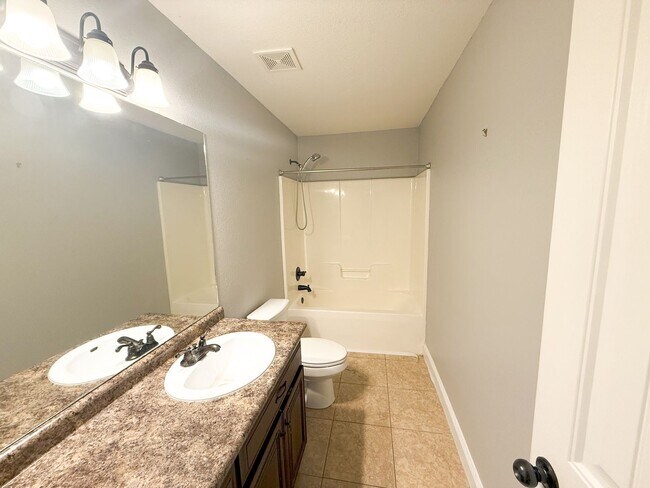 Building Photo - 4646 Stonewall Cir