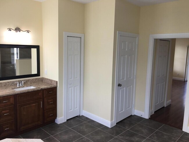 Building Photo - 5866 NW Mesa Cir