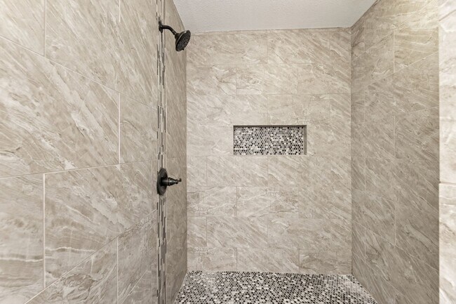 Building Photo - 8009 Northbrook Dr