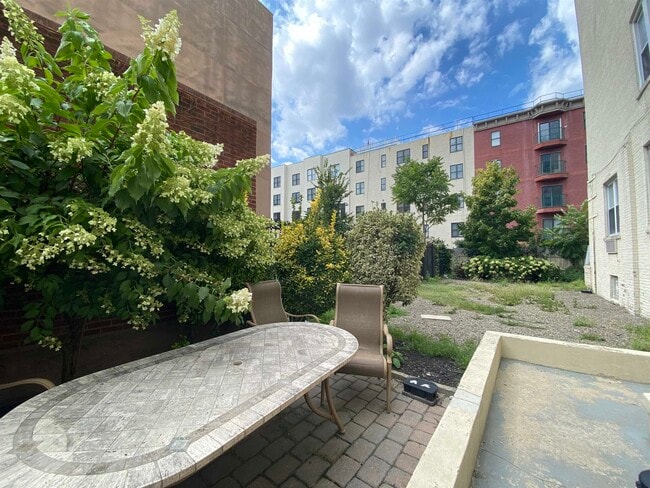 Building Photo - 734 Adams St