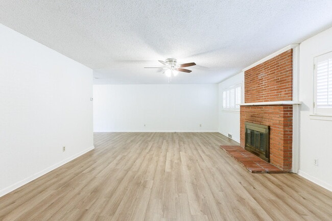 Building Photo - Cute House Convenient to Campus, Shopping,...