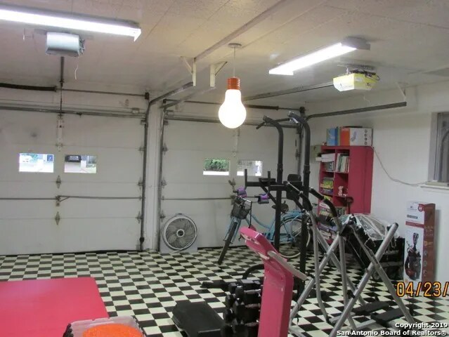 Building Photo - 207 E Castle Ln