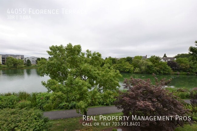 Building Photo - Lake View 3 Bedroom Townhouse for Rent in ...