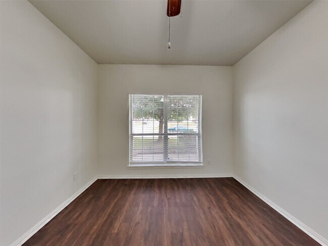 Building Photo - 2013 Briar Grove Dr