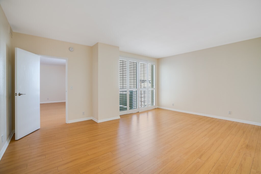 Building Photo - 321 S San Vicente Blvd