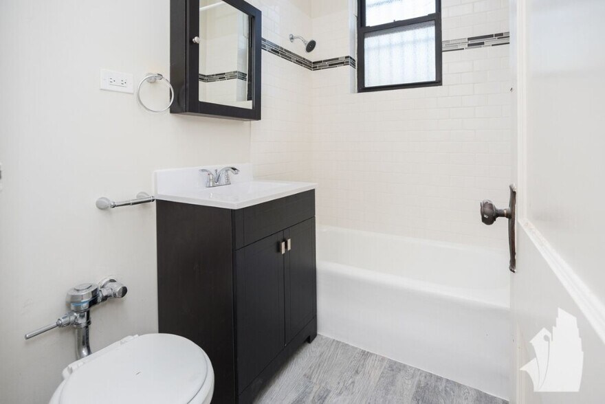 Building Photo - 3342 N Marshfield Ave