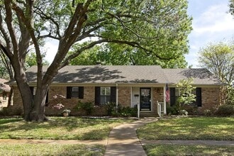 Building Photo - Garden home in great location. Don't miss