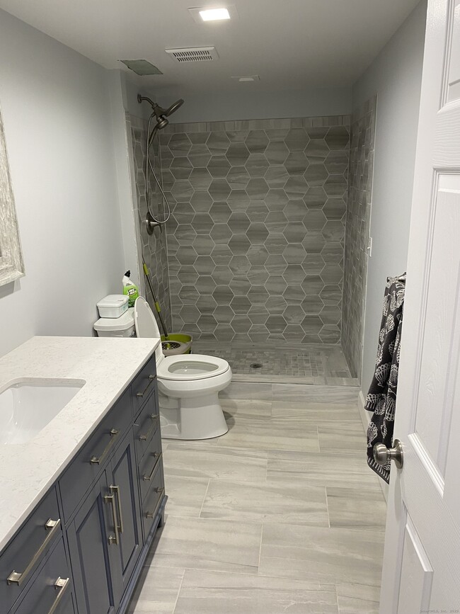 Building Photo - 5 Meadow Wood Rd