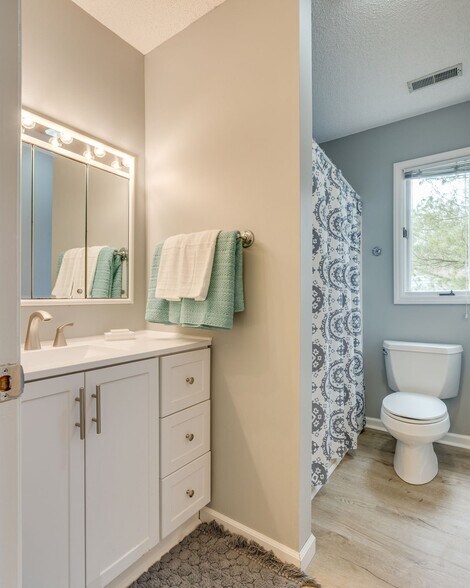 Building Photo - 5009 Emerald Dr