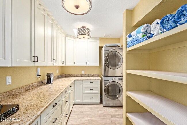 Building Photo - 2118 E Pebble Beach Dr
