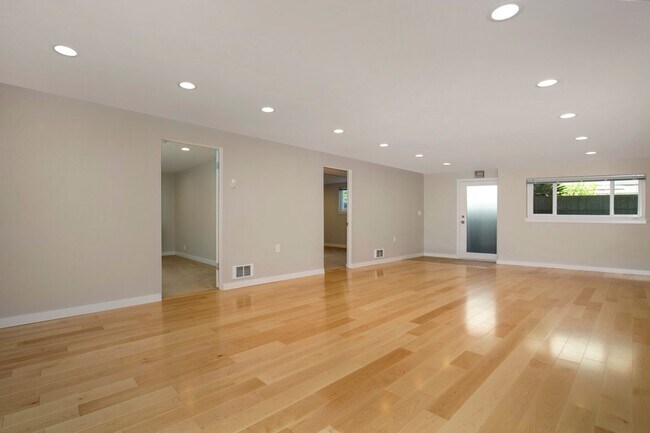 Building Photo - 1518 5th Ave W