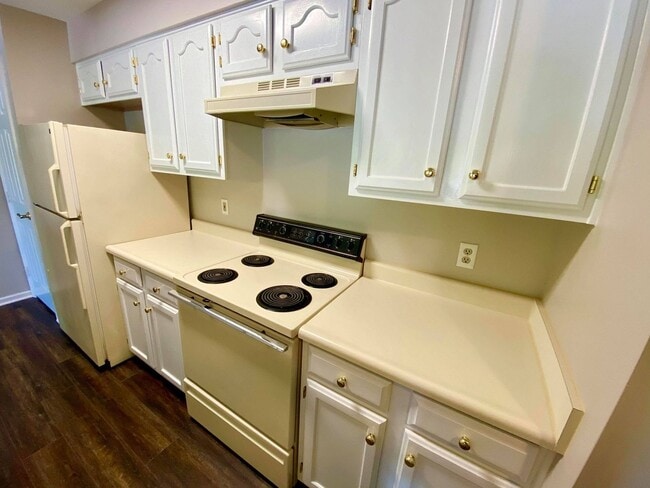 Building Photo - Charming 2 Bedroom/ 1 Bathroom Parkville Condo in Lovely Seven Courts Community