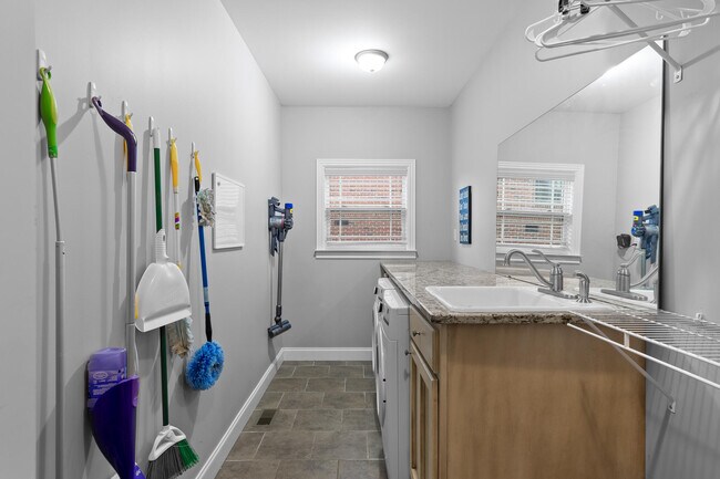 Building Photo - 3641 Willow Lake Cir