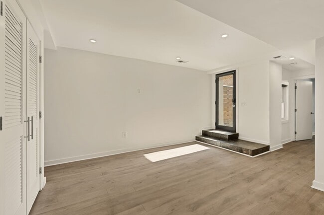 Building Photo - Bright and Spacious Terrace Level 2br in Mt. Pleasant!