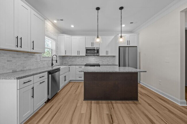 Building Photo - Stunning New Build!