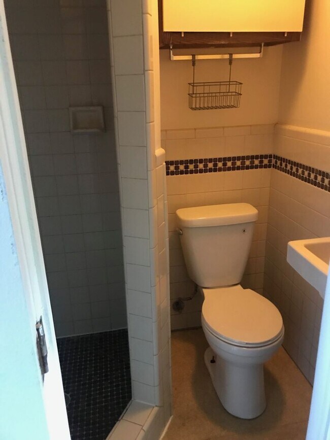 Building Photo - Spacious 5 bedroom house Centrally located to U of M Campus