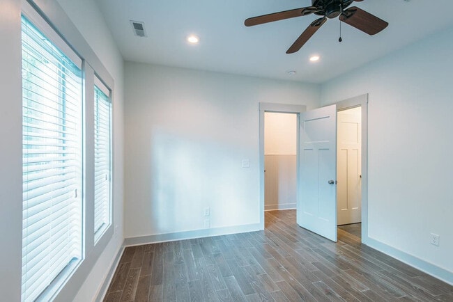 Building Photo - 10 Orrs