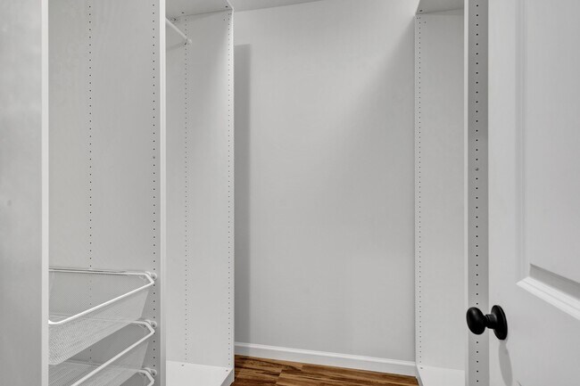 Walk in closet - 103 Brookhollow Dr